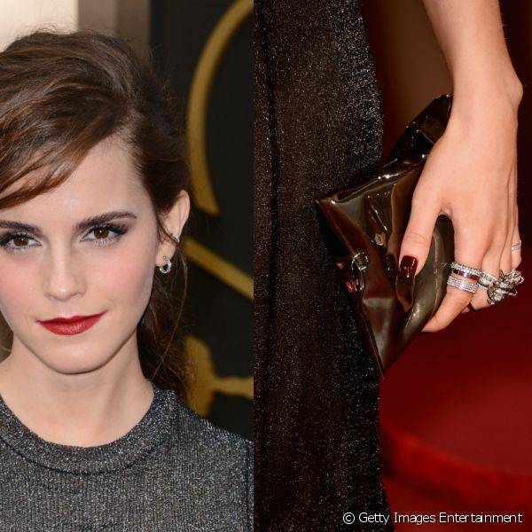 Emma Watson combinou a cor das unhas com o batom: a atriz escolheu a cor cereja tanto no esmalte quanto nos lábios. Sofisticada, Emma optou por sombra bege nos olhos, várias camadas de máscara para cílios e sobrancelhas bem definidas